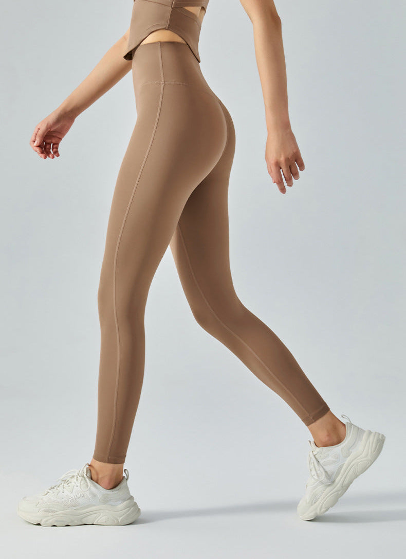 Frau tragt braun CloudSoft Leggings anschmiegsames Material für maximalen Komfort. 